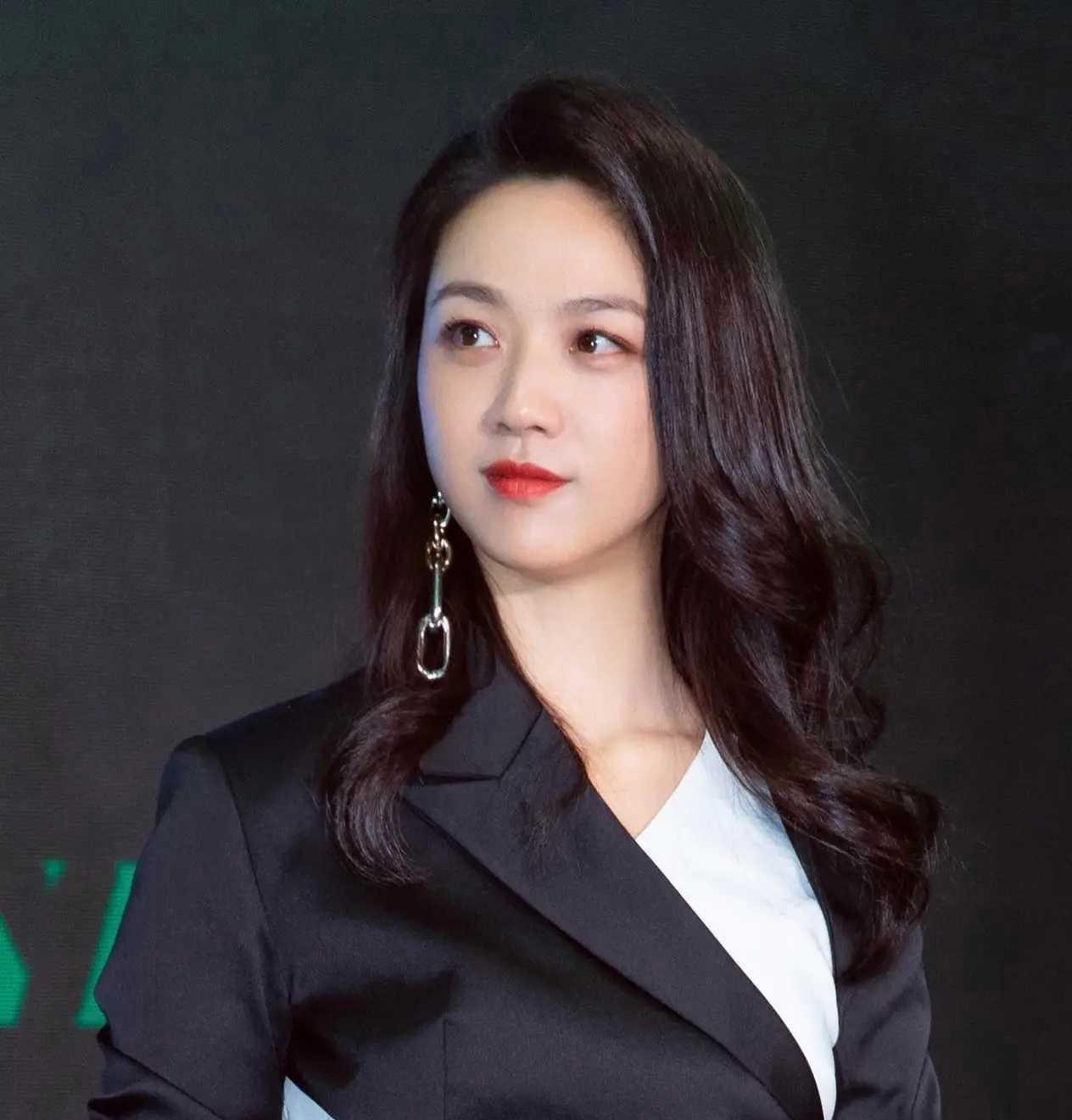 汤唯与丈夫金泰勇结婚十年，始终用英文交流‌，两人并未学习对方的母语。这种沟通方式