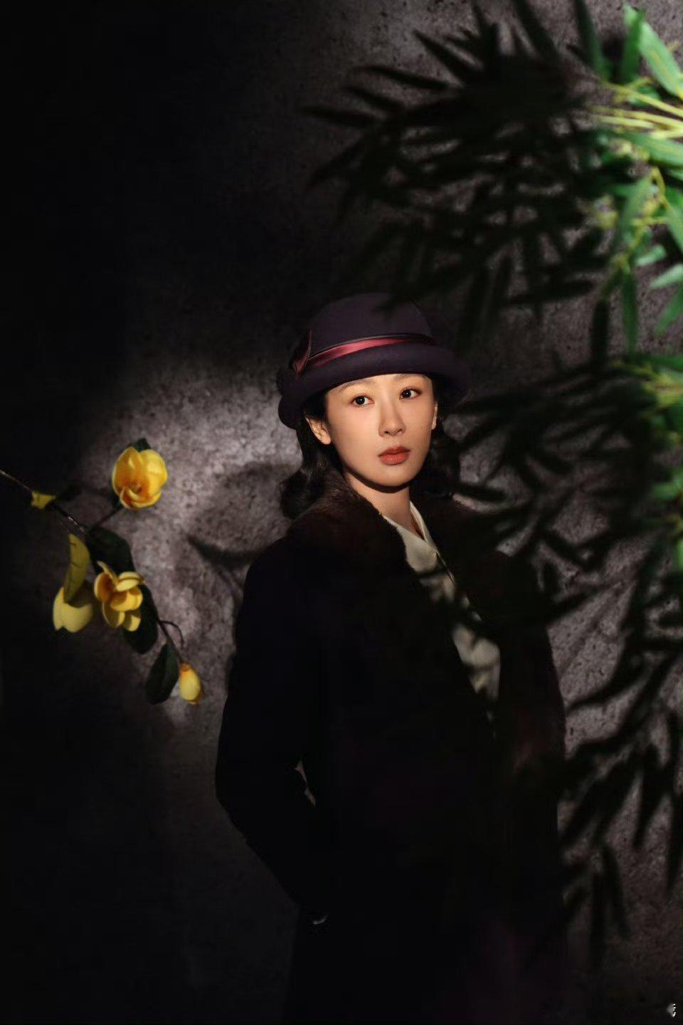 杨紫《玉兰花开君再来》开机，光是一个背影故事感就出来了，像青松一样挺立  给美工