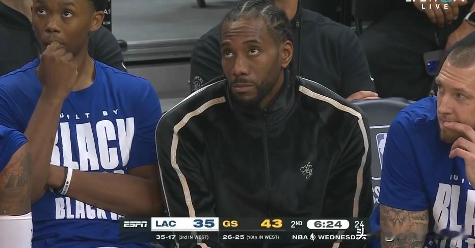 NBA画面：
   小卡因伤休战，但是随队来到比赛现场。
   解说说：小卡看起