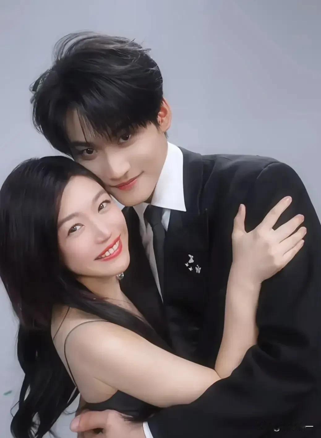 不是，王子文、陈妍希两丫头也太好命了吧。[爱慕]一个大狼狗刘宇宁，一个小奶狗周柯