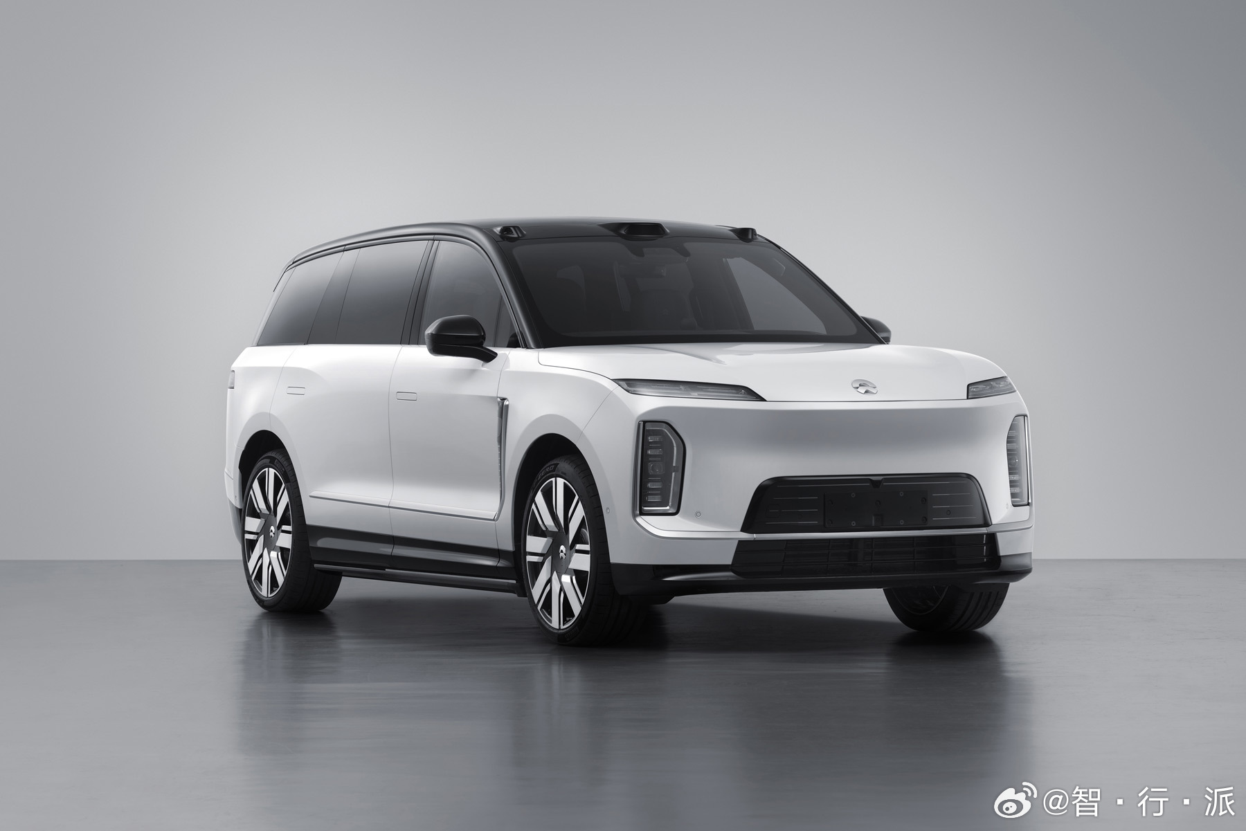 蔚来全新旗舰SUV—ES9亮相工信部公告。作为蔚来SUV产品线的旗舰代表，ES9
