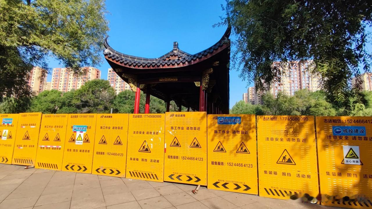 今天早上去菜市场买菜，看到南湖公园的清淤工程开始了！公园四周都封闭式起来。这次的