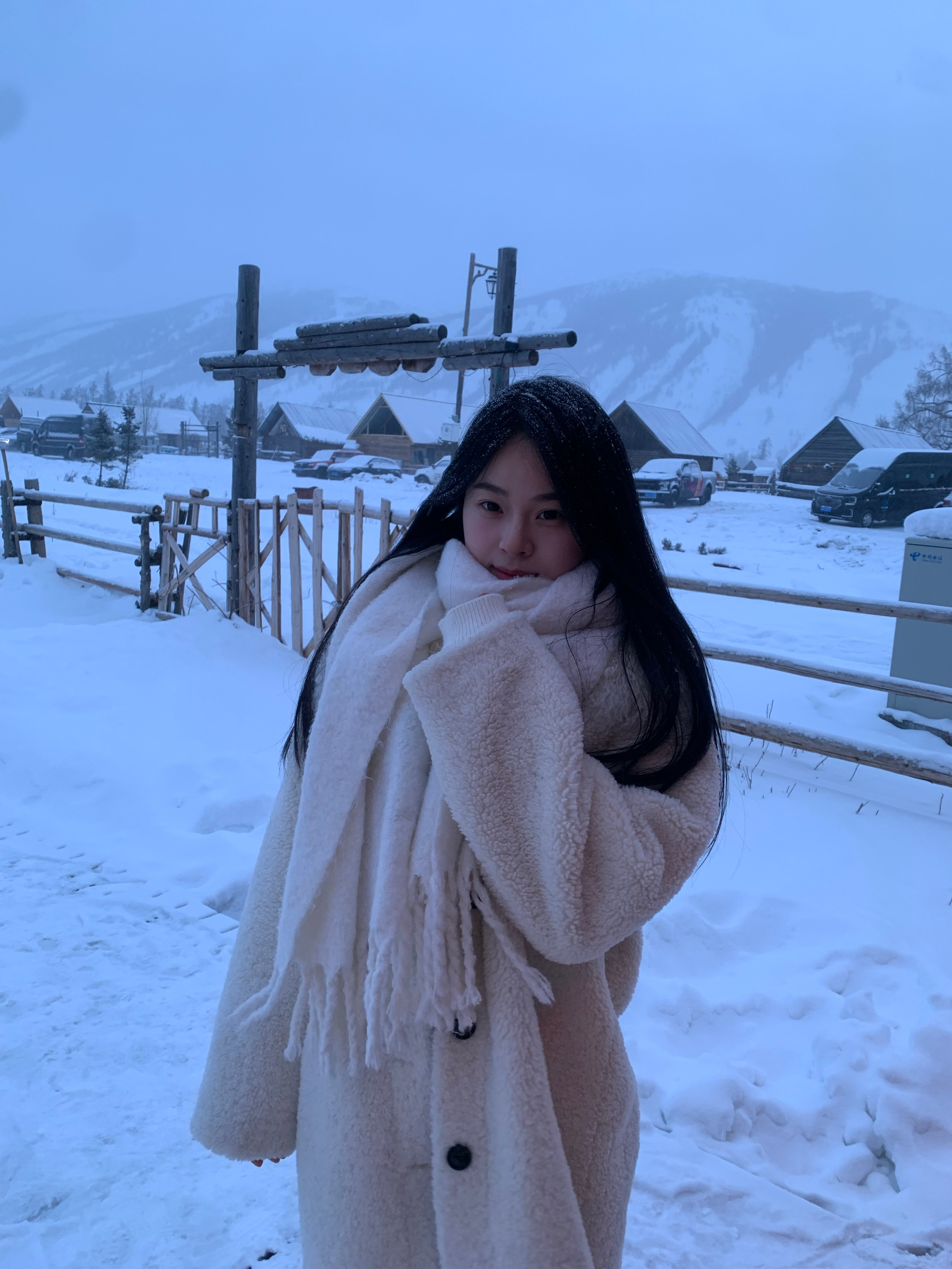 我和你们说！！那天我们在喀纳斯下起了好大好大的雪！然后路况特别差，珠夫说那个车开