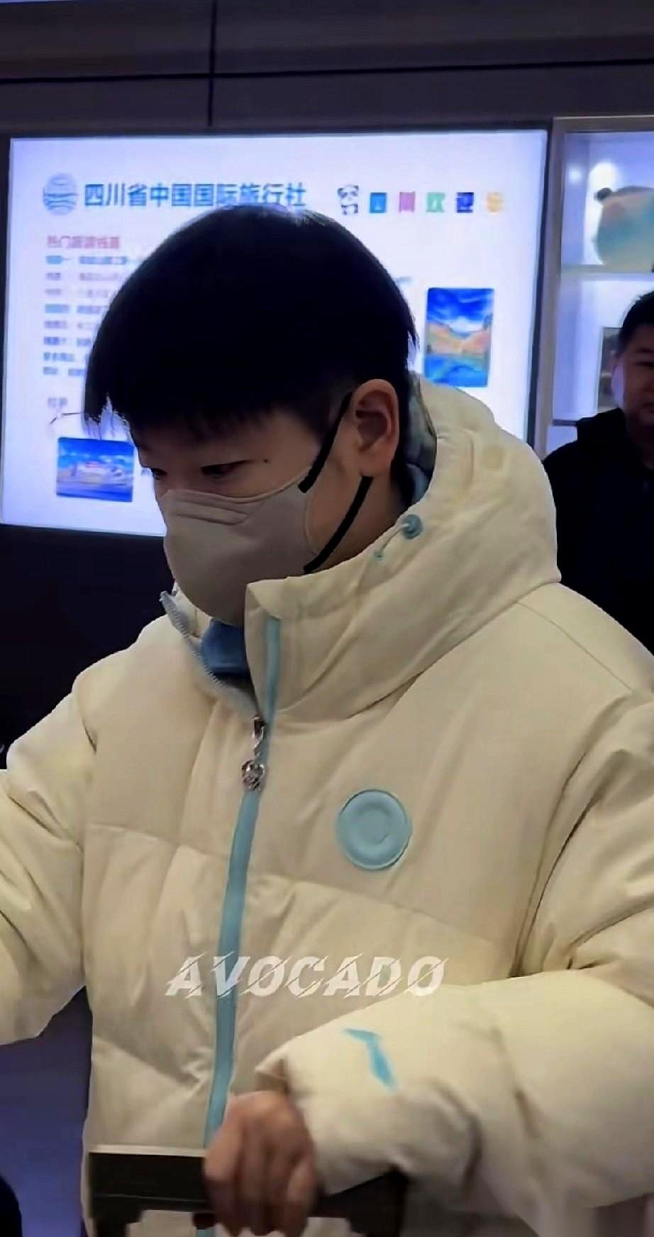 我天，这头发剪的。
第一眼我真没认出来。
还以为是哪个队里的小男生，一笑起来才发