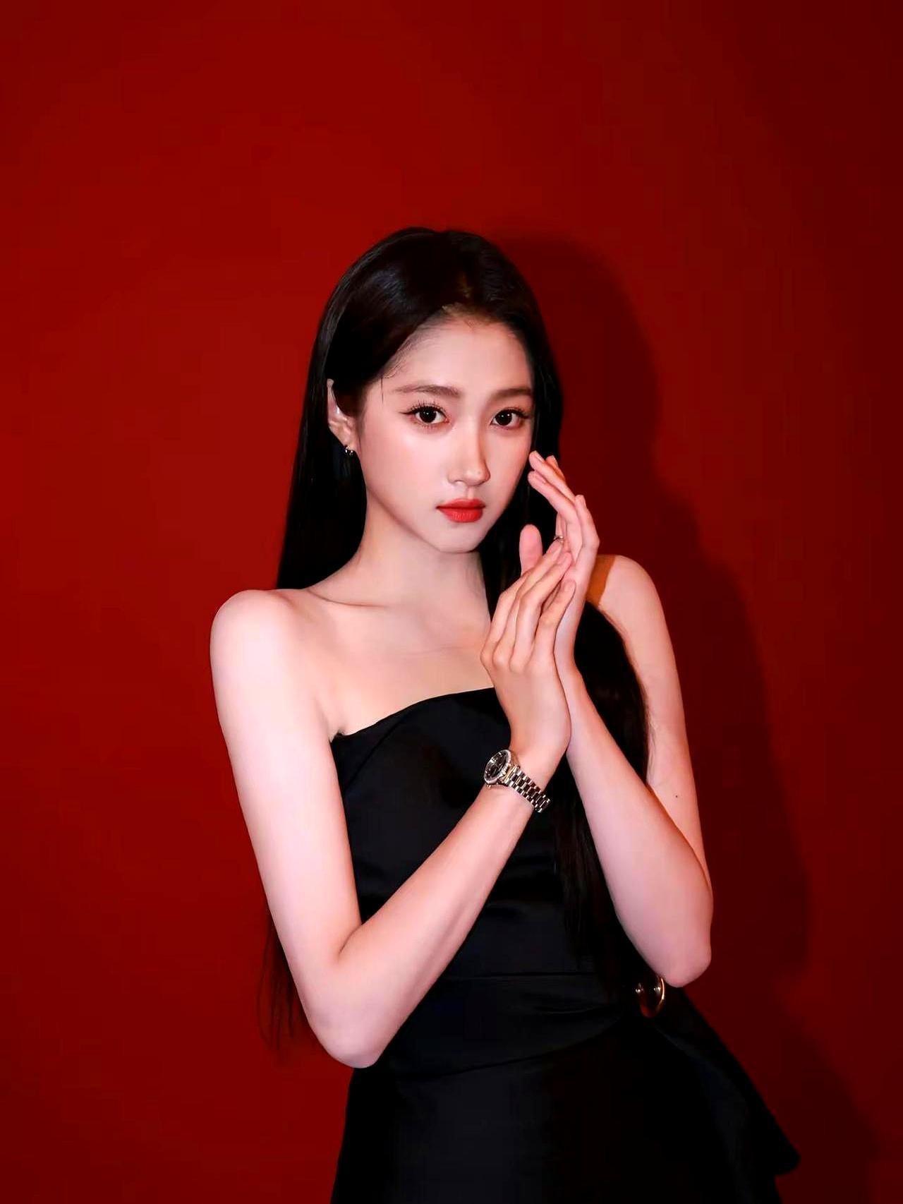 关晓彤深夜删光鹿晗合影
 
不是分手，是止损。七年恋爱，她第一次把微博当账本，把