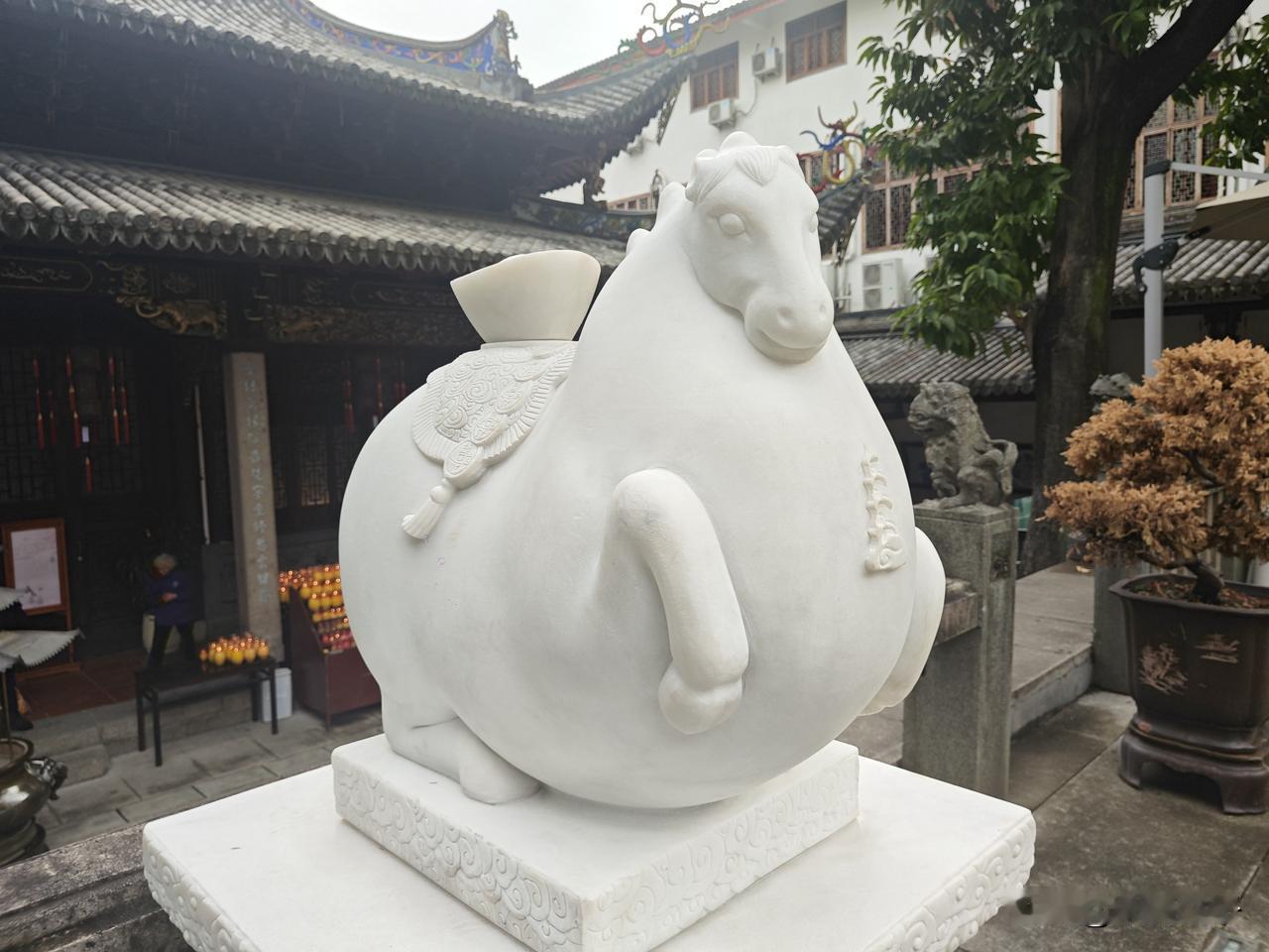 漫步于山，这座福州“三山”之一的清幽名山，藏着古城千年的文脉与烟火。
行至西麓，