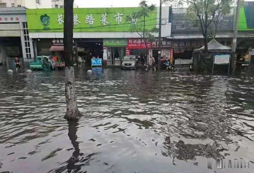 湖北荆州沙市区长港路，红门路到豉湖路这段路，每逢大雨，基本不用盼天晴，先发愁家里