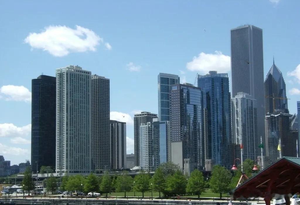 现在的房到底能不能买，
真的是让人很是纠结啊，
这两天中介的电话，
一个接一个的