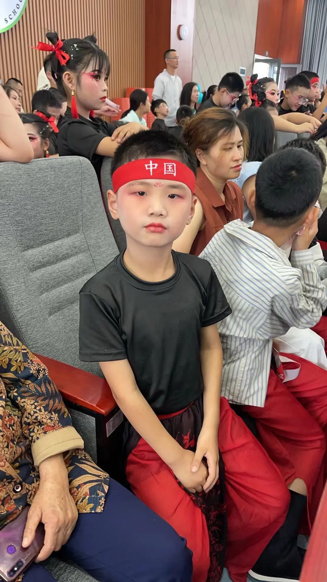 肉眼可见的委屈，所有孩子都有家长陪同看演出，而妈妈同一时间也在工作啊...