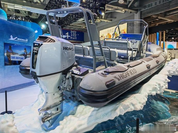 米其林可持续材料轮胎亮相进博会米其林在进博会展示了使用可持续材料制造的新一代轮胎