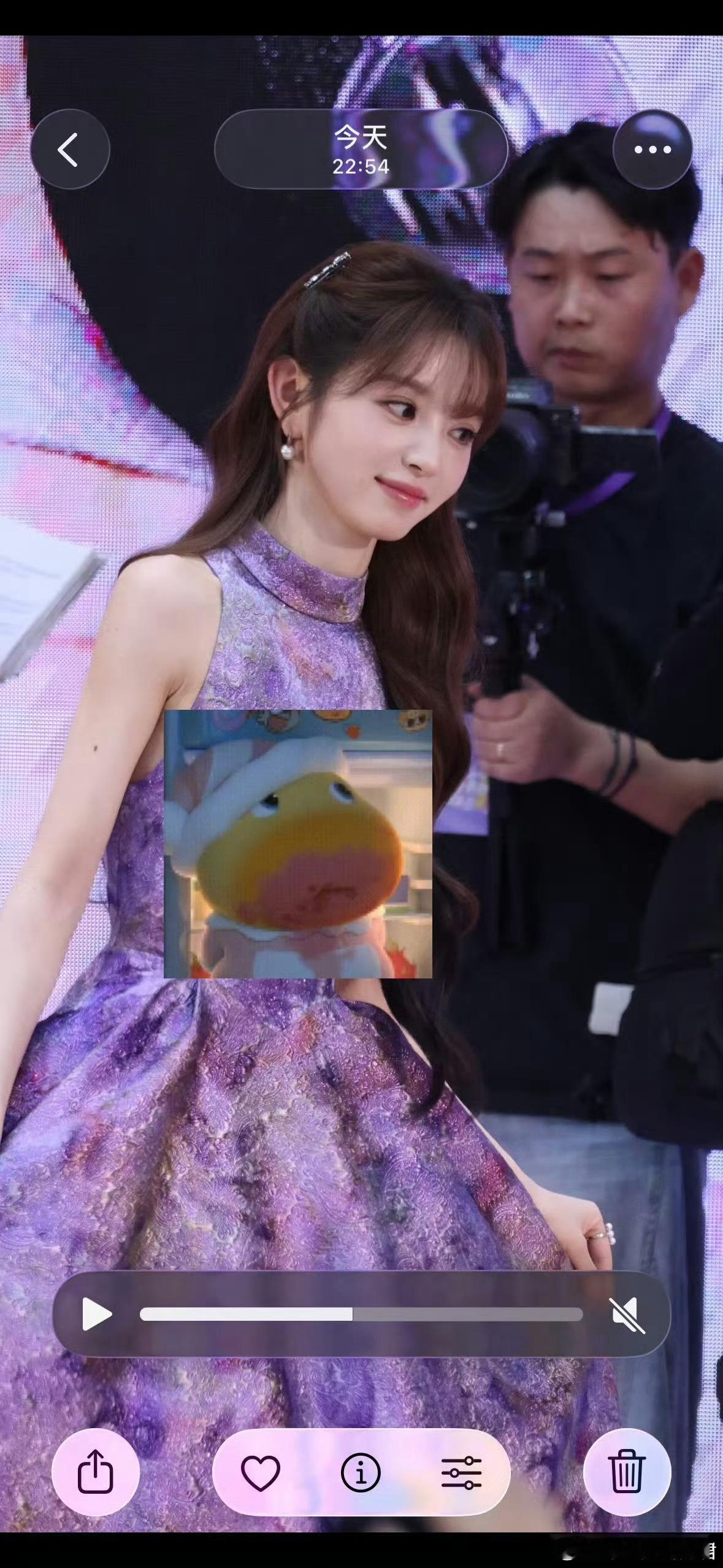 代拍发的田曦薇生图田曦薇在武汉力士活动上的一组代拍生图被网友封为“紫罗兰公主”。