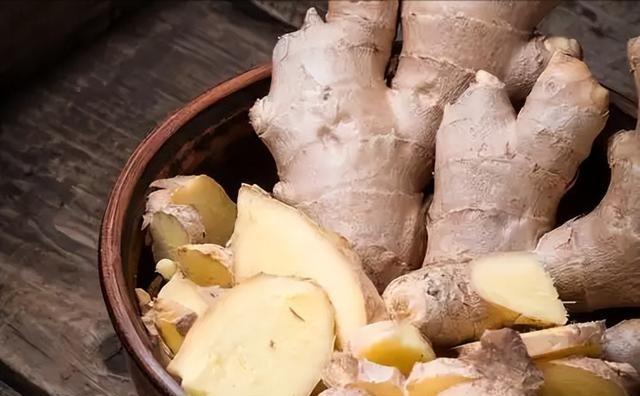 在许多家庭的厨房里，生姜常常是必备的食材。它不仅可以为食物增添香气，还因其保健功