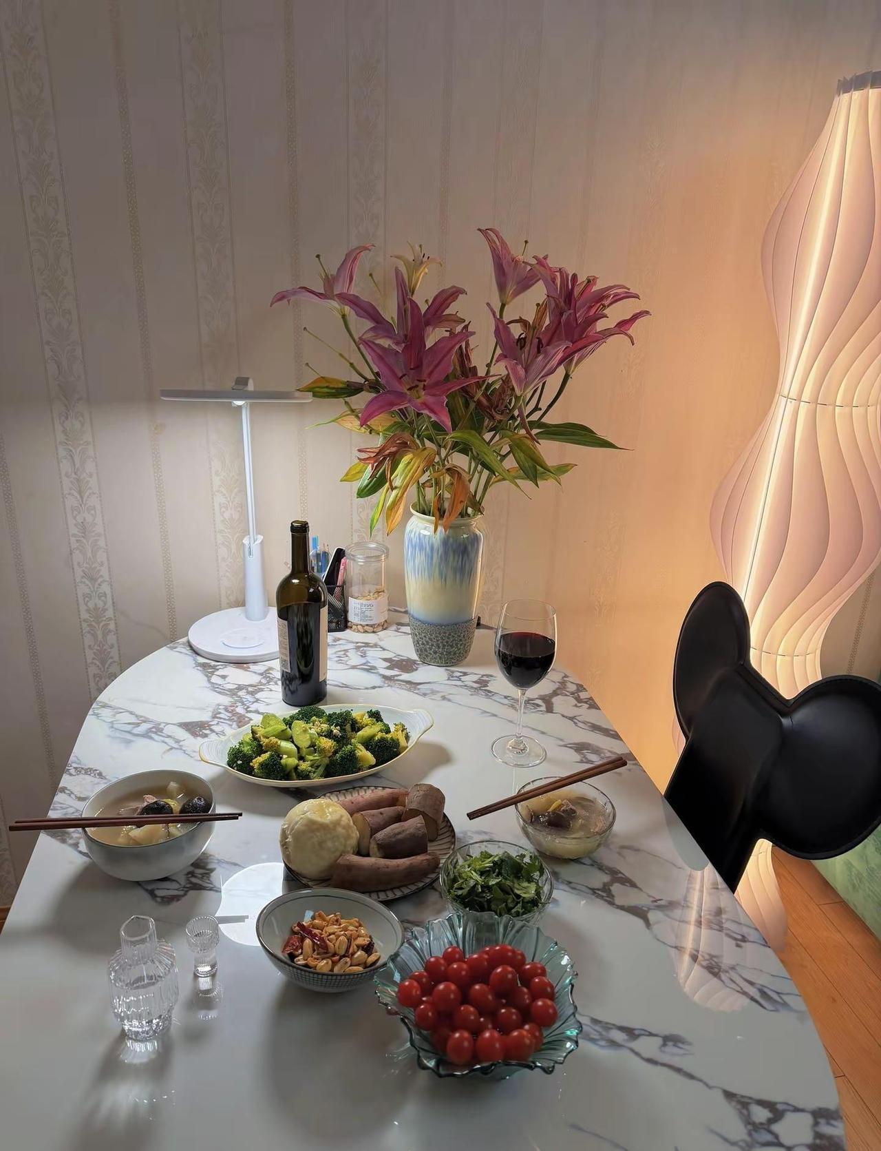 小酌怡情。这一年，是在「尽我所能」与「敬我不能」之间，日子仿佛重复，却又不同，甜