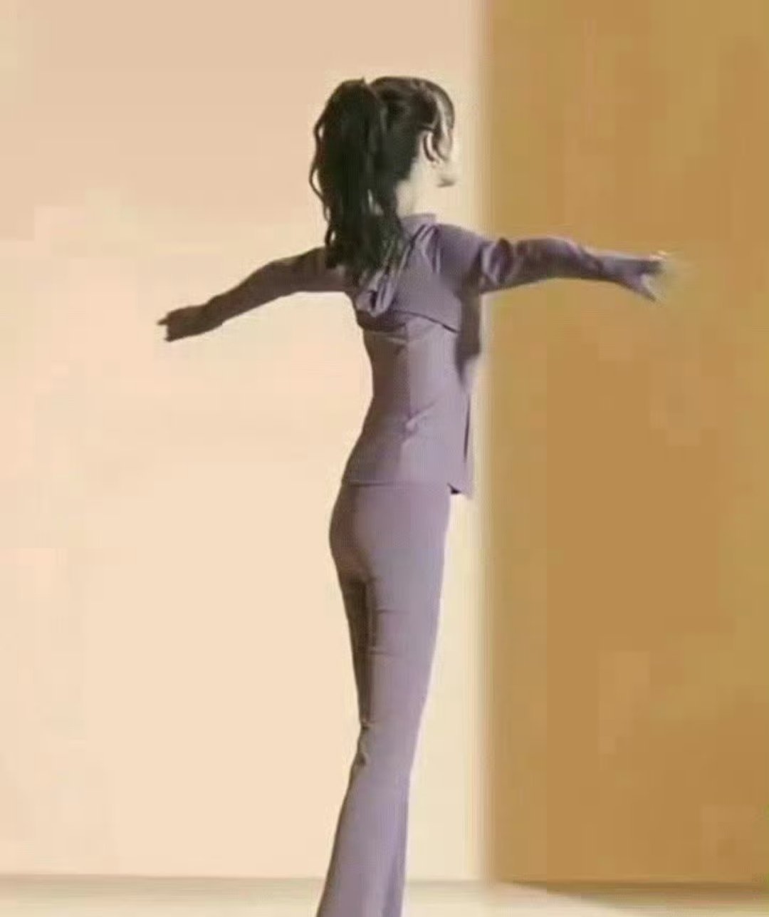 为贴近角色，杨紫曾在多部作品中敬业减重。近期消瘦是完成《生命树》高原拍摄后的状态