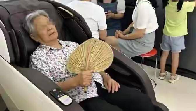 63岁老太太连续7年去商场乘凉蹭空调，店员从不撵她走，但是店员被开除当天，老太对