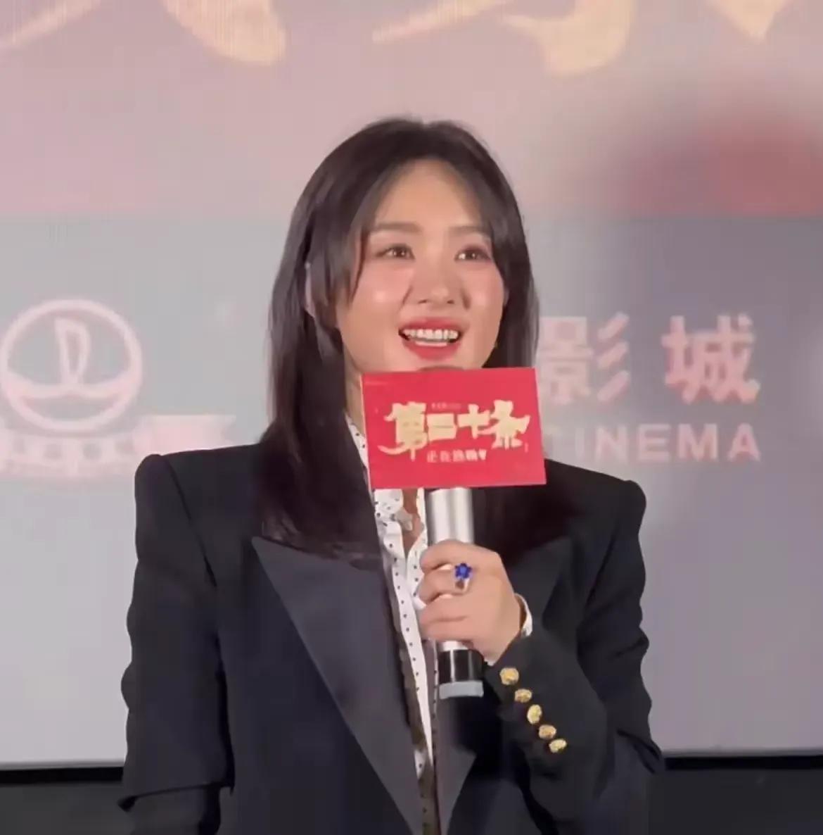 这是赵丽颖吗？丰唇了，苹果肌也出来了，但却失去了原本的她的精致感。
真担心又一个