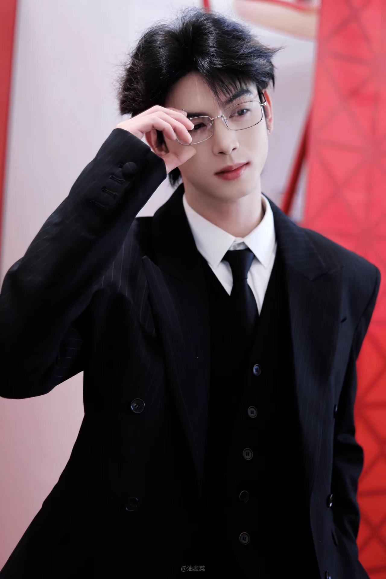 又轻轻的帅了一下。欧巴 黑西装 男神来了 何文俊 @Gladly_俊