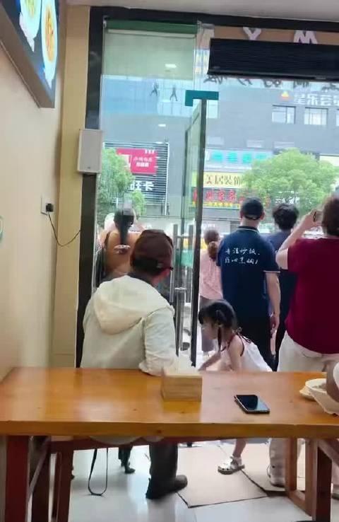 生活再难也别放弃自己！

一名男子站在商场楼顶边缘，消防到场铺设救援气垫，特警现