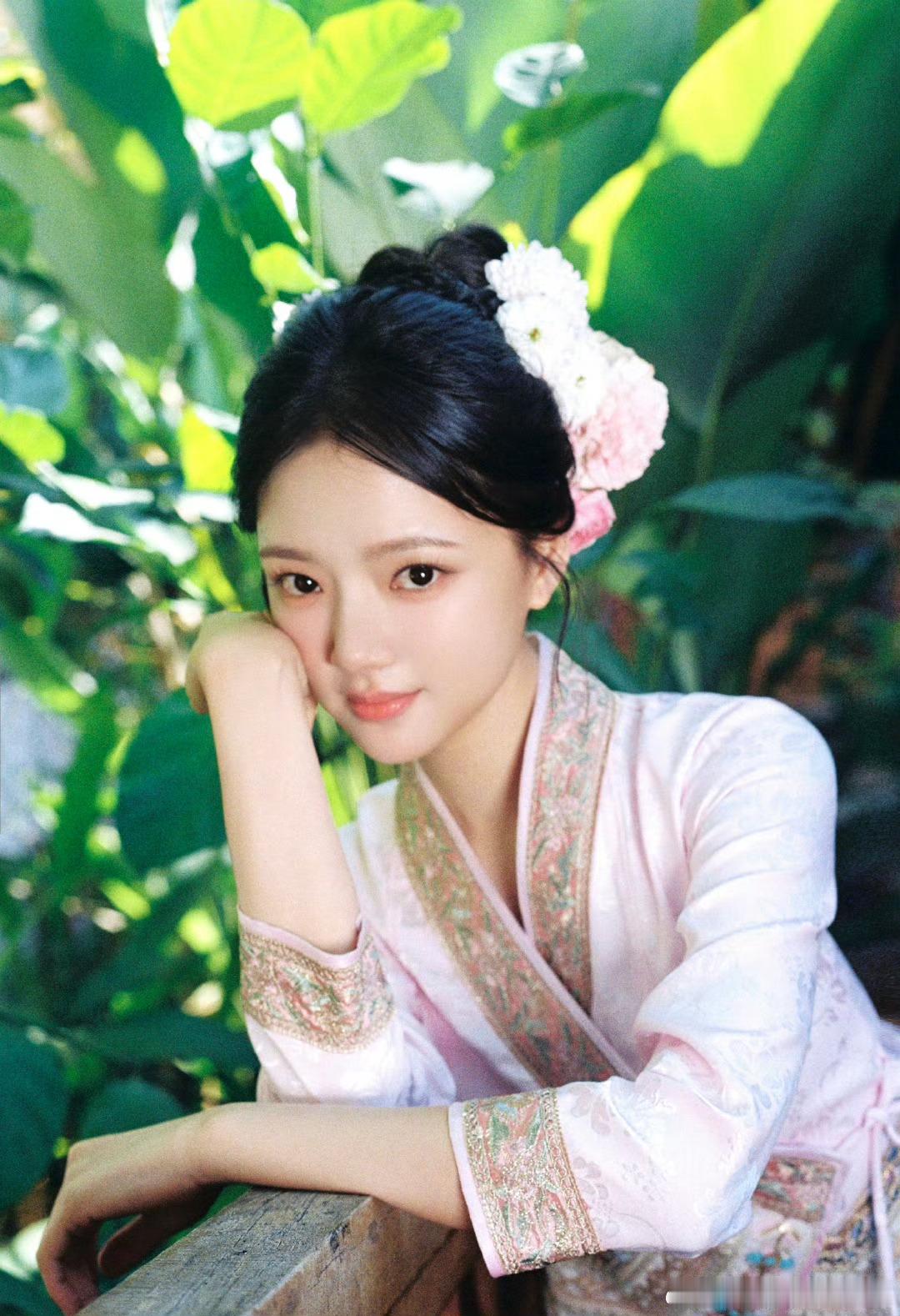 任敏不愧是北舞出身任敏北舞严选 任敏今天这身傣妹造型也太好看了，跳舞的时候身段真