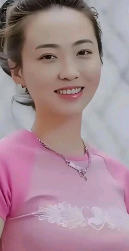 白珊珊，恒大歌舞团团长，1989年生人，属蛇的顶级美女。在最高端的商业舞台上风光