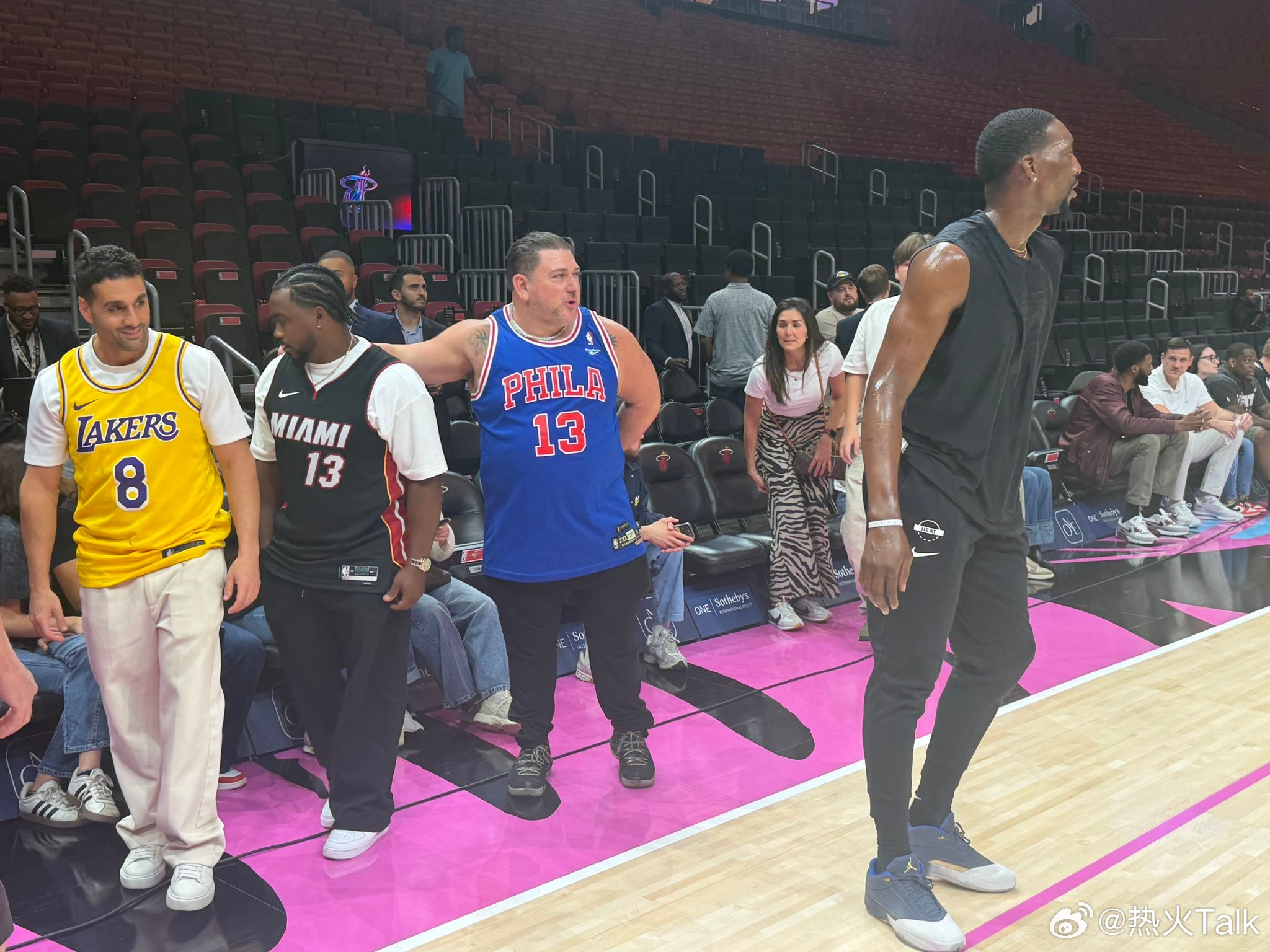 这画面也太会整活了😂阿德巴约热身，场边三位球迷分别穿张伯伦、阿德巴约、科比球衣