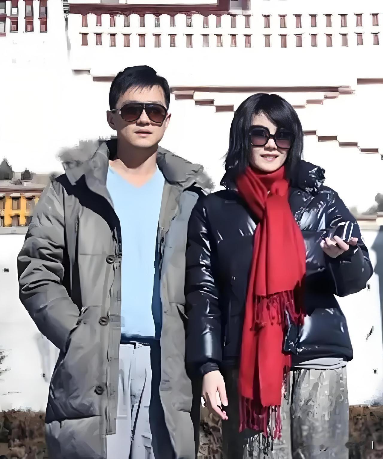 李亚鹏与王菲在布达拉宫前合影，那一年，夫妇二人前往西藏旅行，两人“亲密牵手”，王