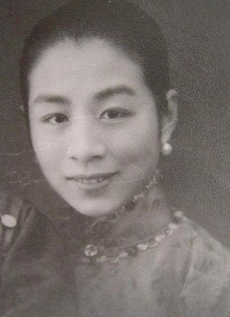 1947年，李国秦意外发现年仅17岁的女儿身形反常，追问出了什么事，丈夫却一再阻