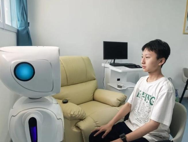 来访者刚坐下就掏出手机：“我的AI分析我有依恋障碍，您怎么看？”从业二十年的老咨
