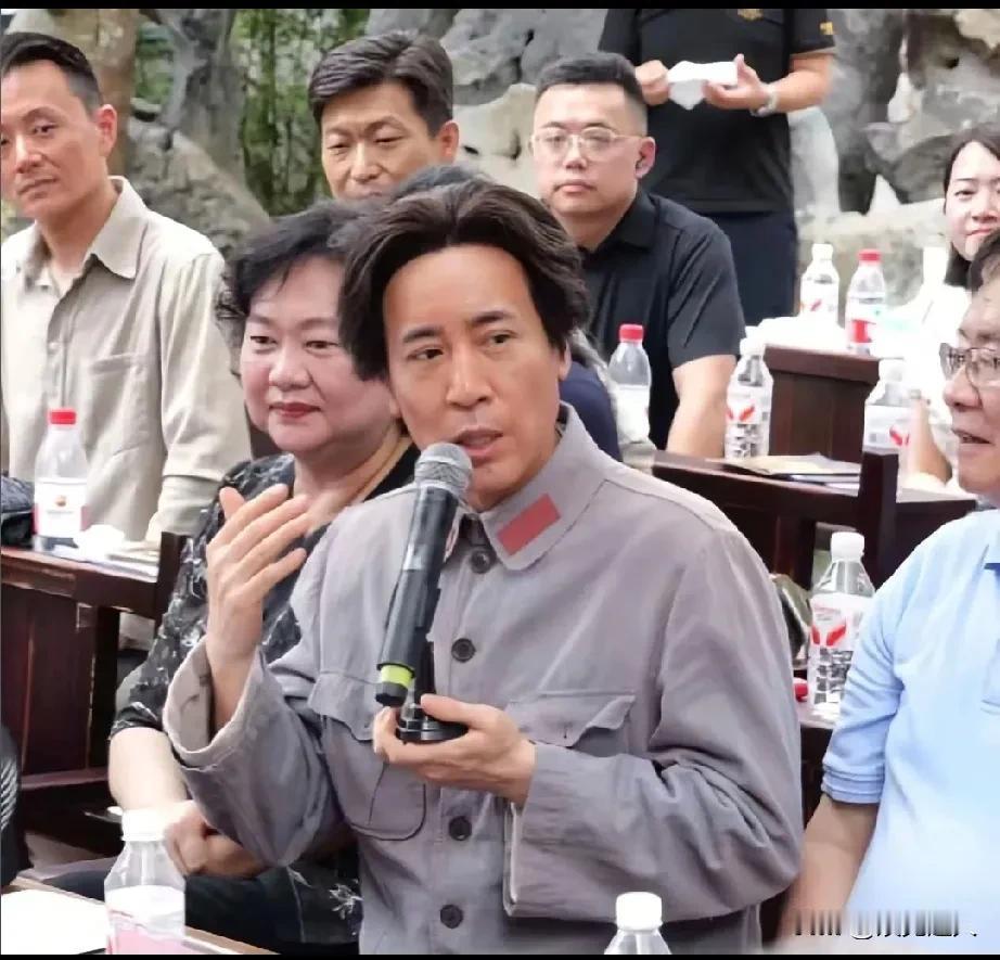 为了角色瘦成这样，真没看出来是演教员啊！
 
这选角太符合于和伟的风格了，他演指