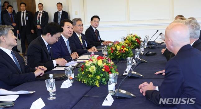 【韩国总统尹锡悦在立陶宛会见美国议员，感谢其对韩美同盟的支持】

韩国总统尹锡悦