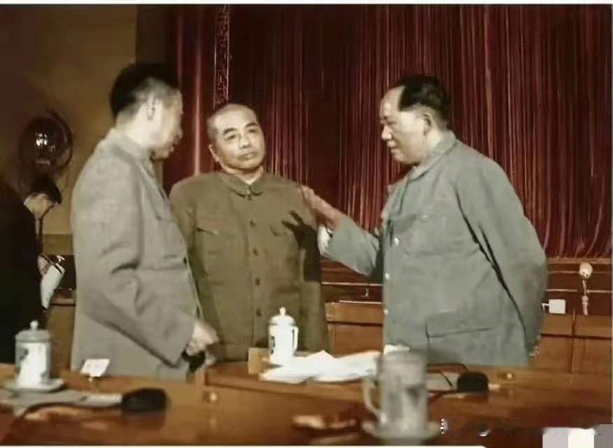 1953 年，在某次会议上，毛主席、周总理在大会间隙，和彭老总亲切交谈伟人侃侃而