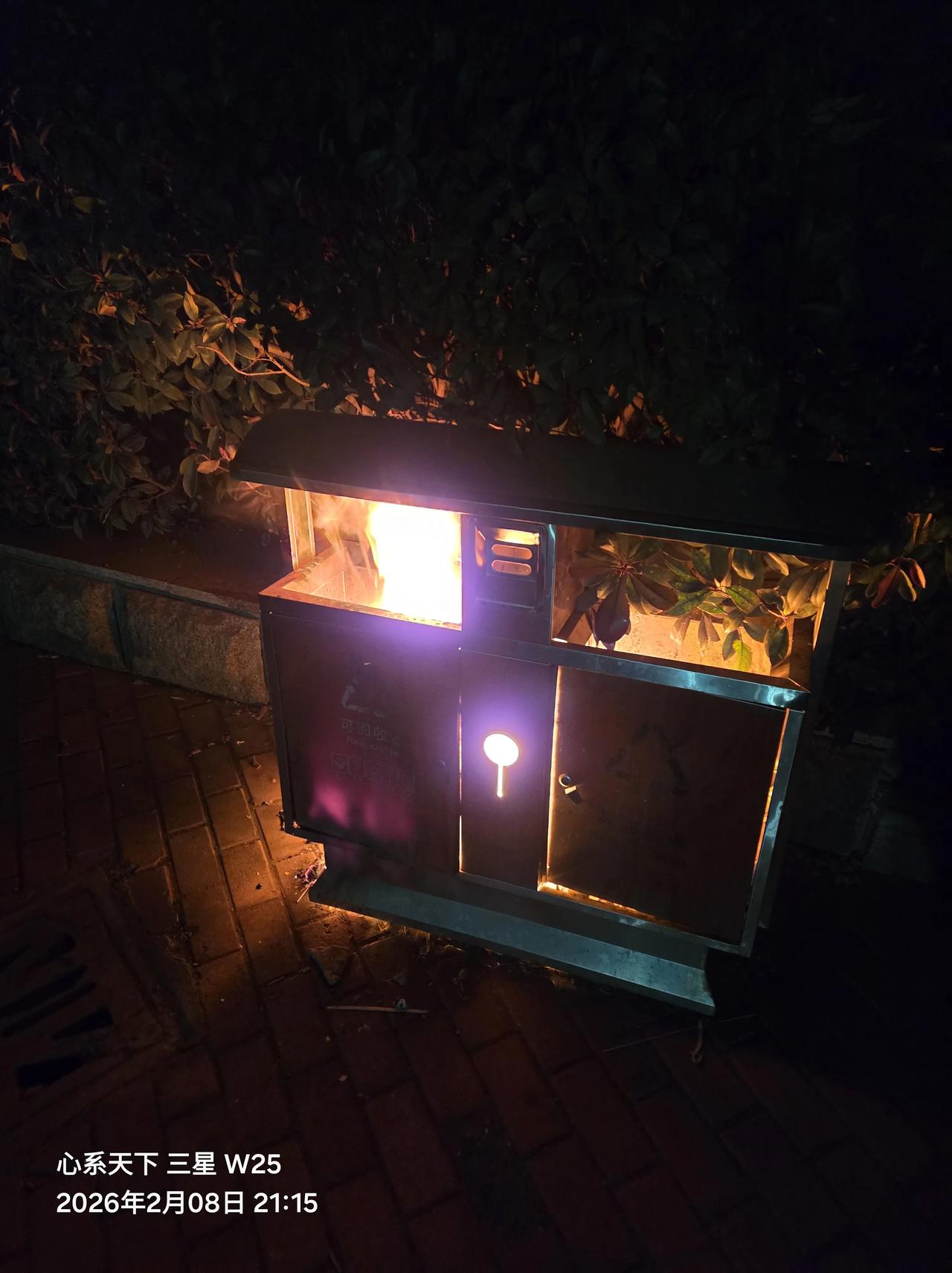 前几天吃完晚饭，漫步广场，忽见一个垃圾桶窜出明火，浓烟渐起。刻不容缓，我立刻就近