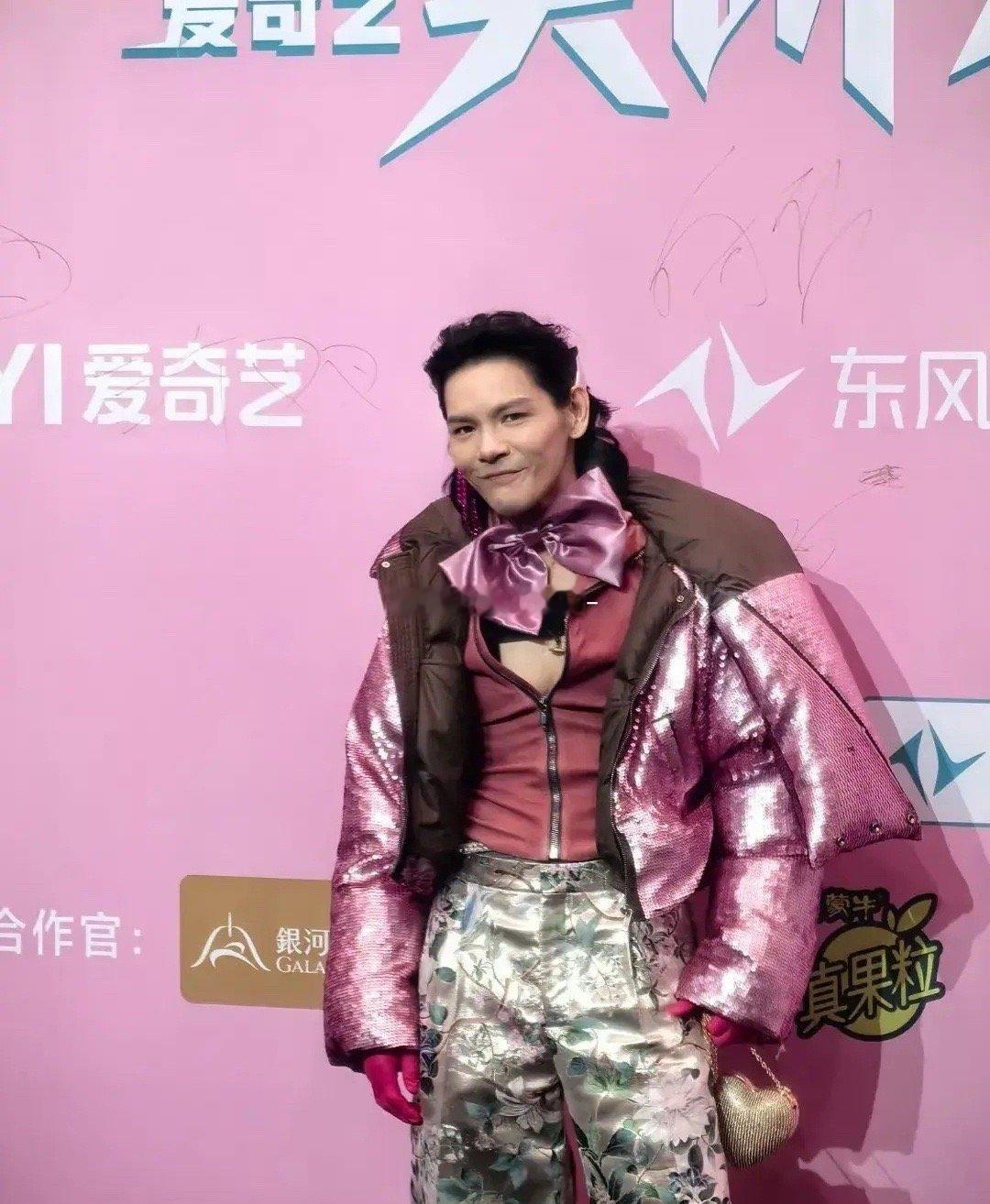 向佐爱奇艺尖叫之夜新造型来了粉丝羽绒服有点像气球缎面花裤子太显眼了高跟鞋是不是不