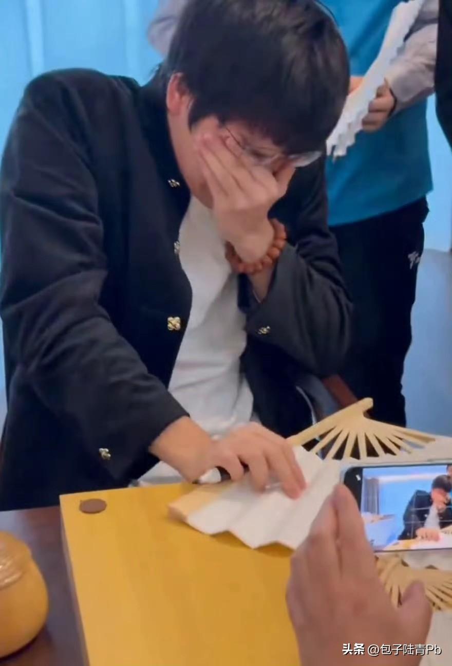 网友问她老公
为什么柯洁卫冕棋圣后怎么哭了 
看他视频平时是个挺抽象的人

网友