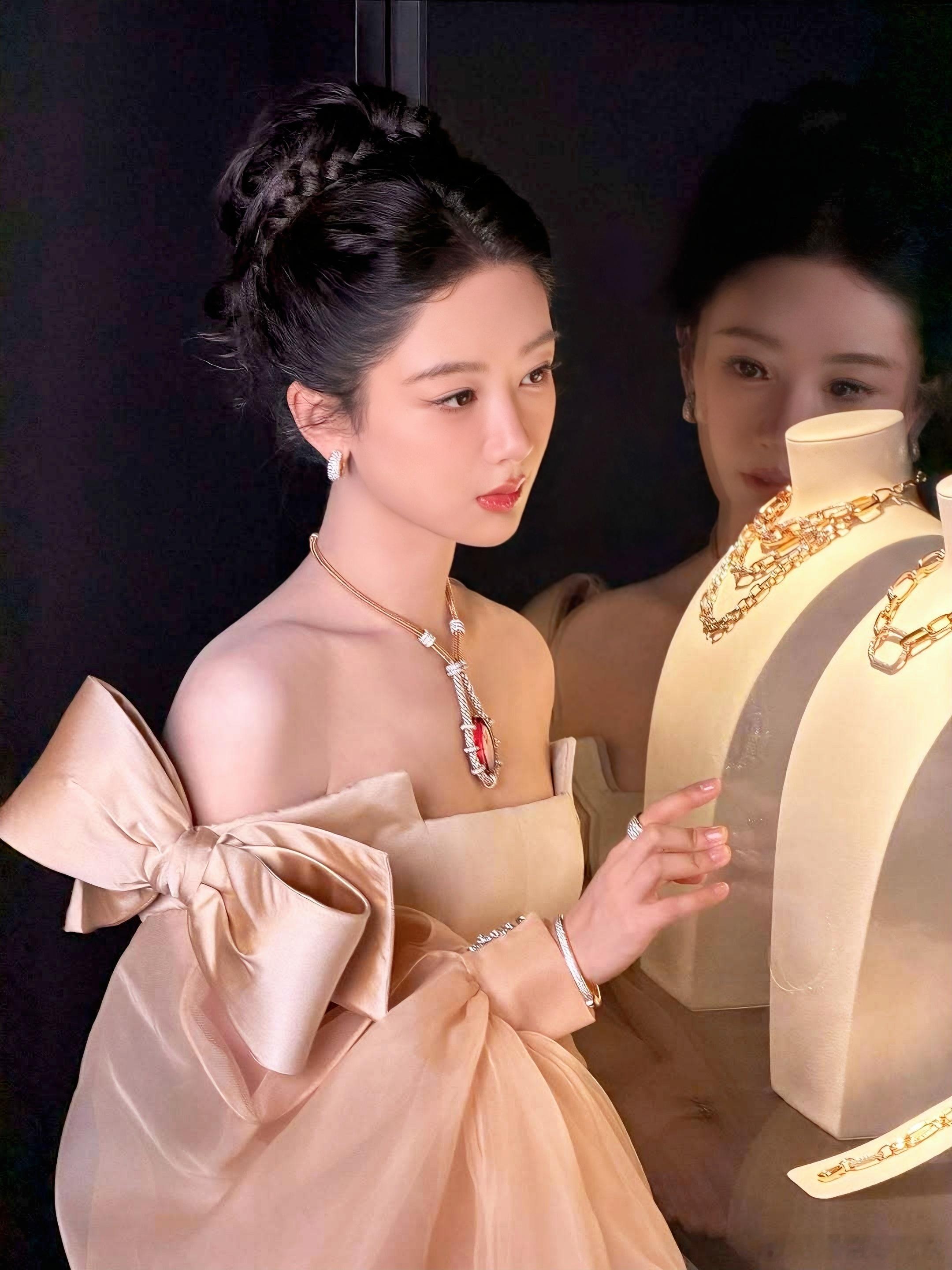 杨紫终于看到巴黎的杨紫了 旎知不知道自己是公主美晕姐姐了杨紫蝴蝶结泡泡袖高定