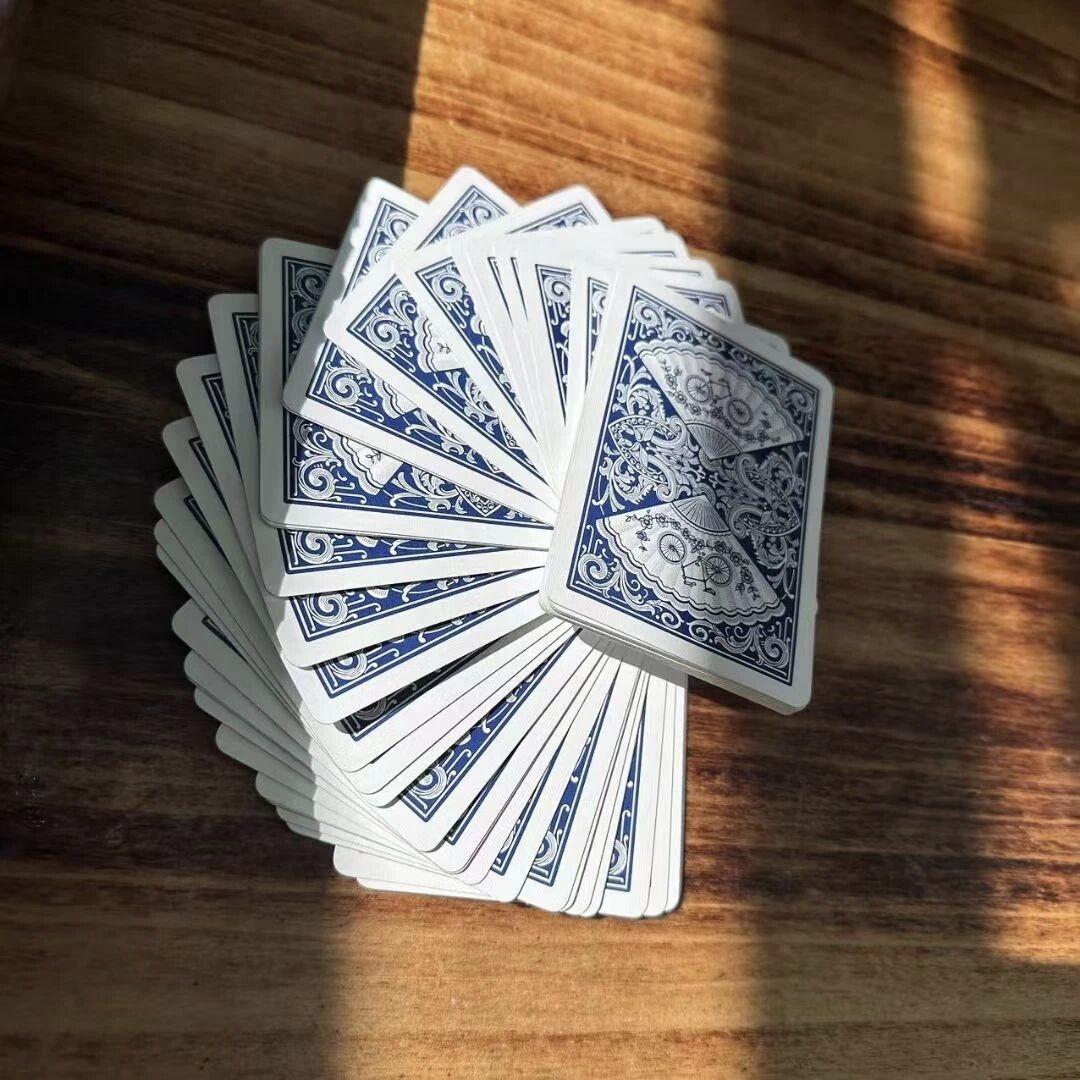 54张扑克牌，浓缩了一整年的时光———

一副牌共54张：
52张正牌：一年52