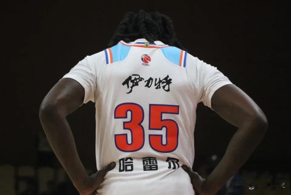 又被禁赛？2025年11月，前NBA著名球员哈雷尔在代表新疆男篮参加CBA比赛时