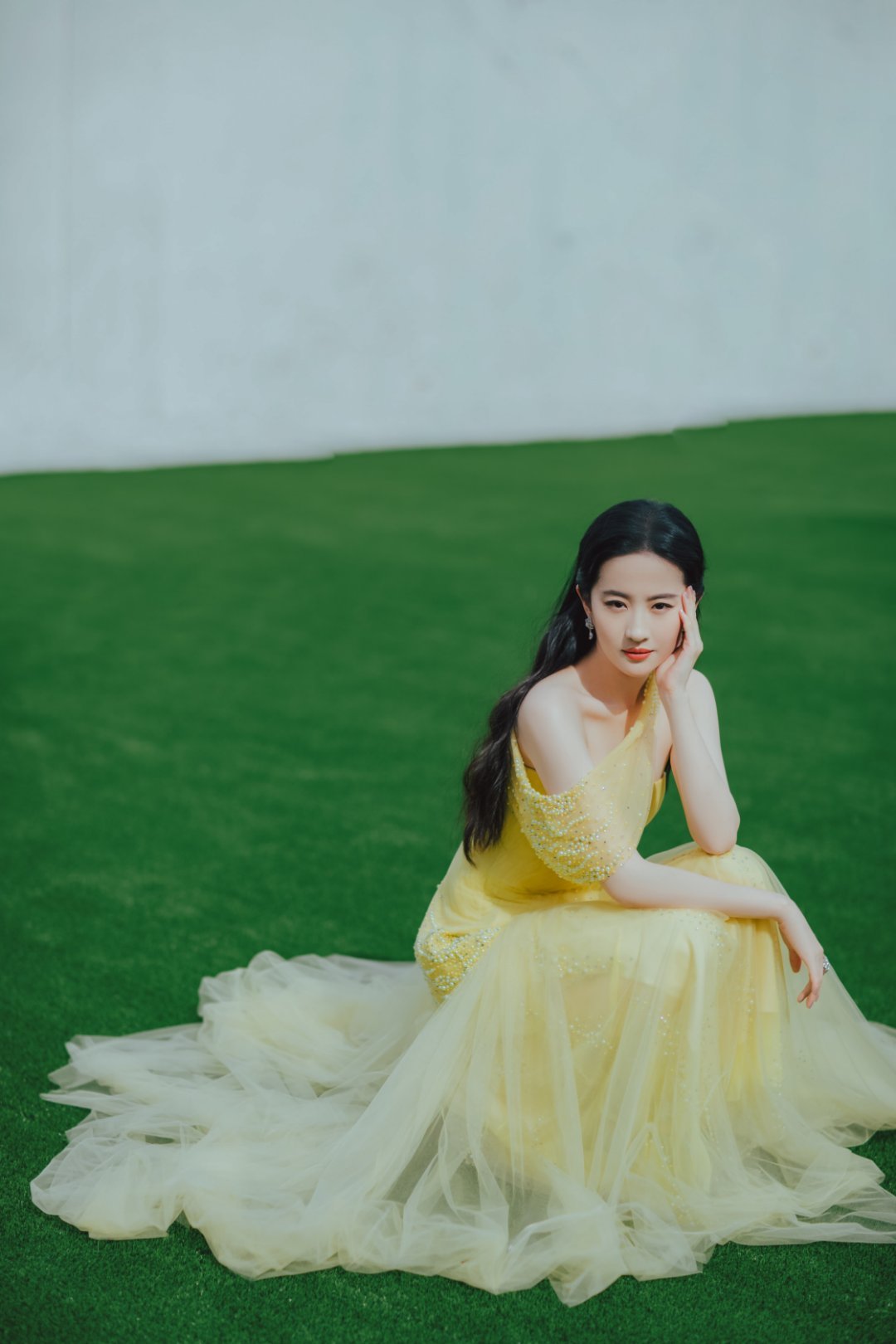 剧宣同一天两条美美的裙子，竟然没几个视频，尤其黄裙子翻了个底朝天也凑不出两个视频