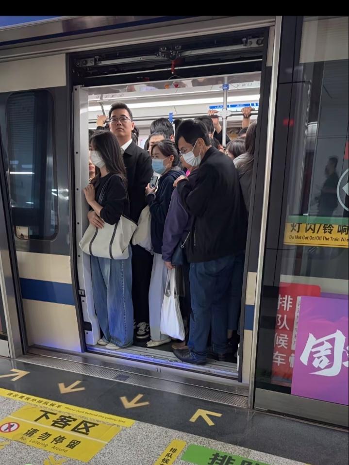 今天下班坐地铁，亲眼撞见一件挺膈应的事。
一对情侣站在一个姑娘面前，男生张口就来