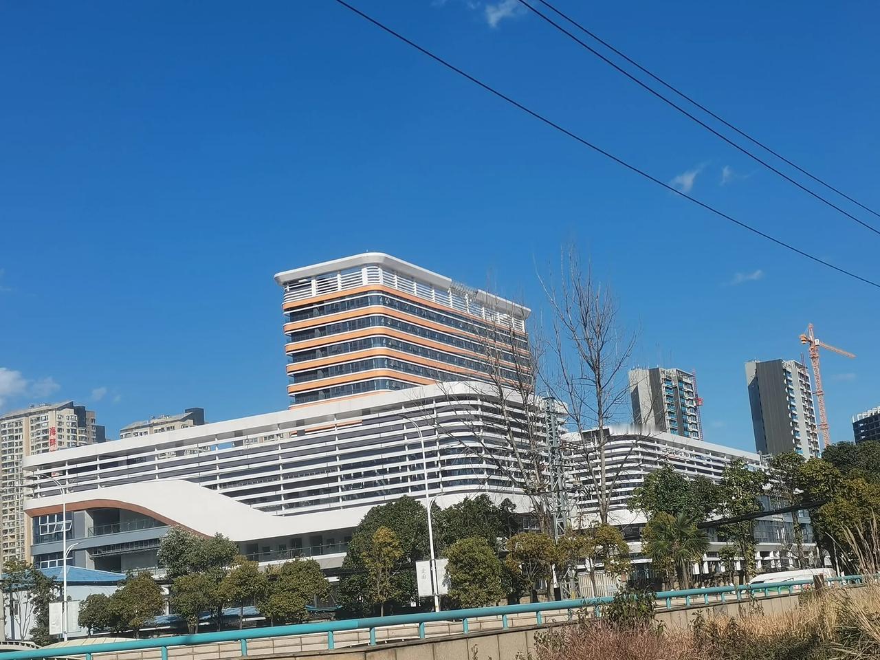 西山区是有意往马街这个方向发展呢！
这个是西山区人民医院的新院，现在正在做外墙及