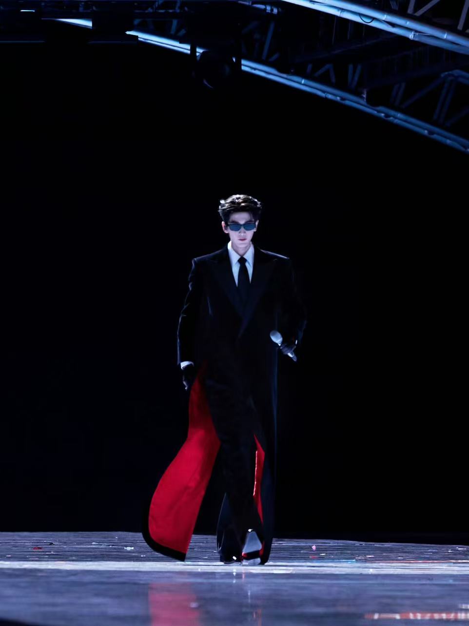 潞城甩饼外皮酥脆内里柔软，咬下去满是麦香！张凌赫沉浸式品尝的模样，隔着屏幕都觉得