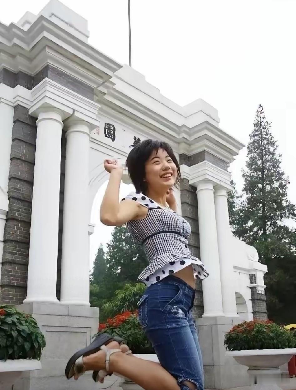 蒋方舟应该是唯一一个闻名已久，却不知道她有什么代表作的“著名”作家。
少年成名却