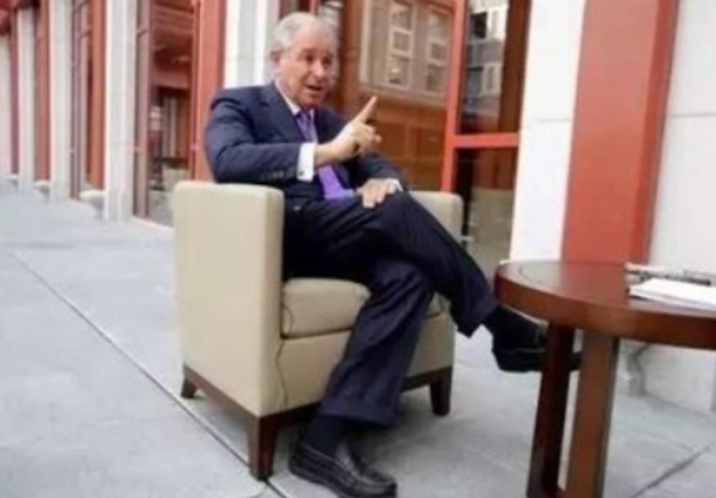 当美国财长亲眼目睹中国将持有的7800亿美元美债，通过第三方完成人民币结算时，整