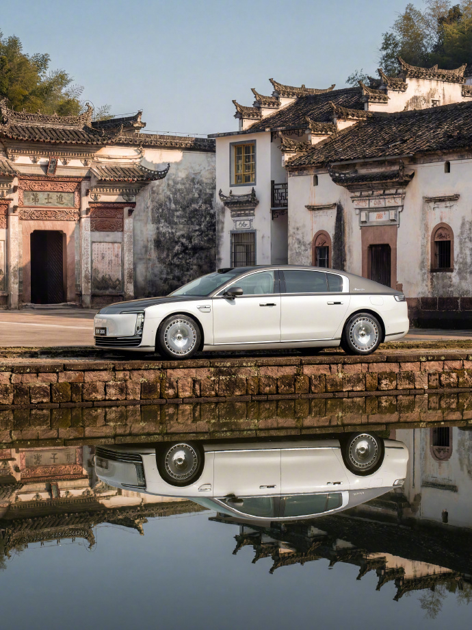 余总这条博文，看来今年确实是开尊界回去了。凌云墨白的尊界配安徽传统的白墙黛瓦，传