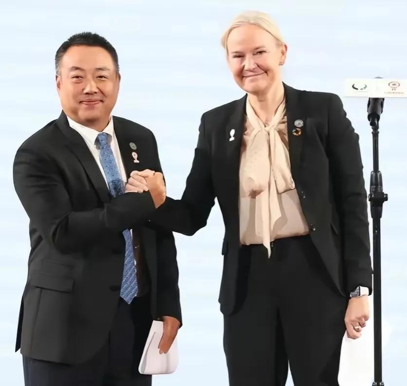 刘月半卸任为哪般

12月28日，中国乒协宣布，刘国梁卸任国乒领队，任命何潇接任