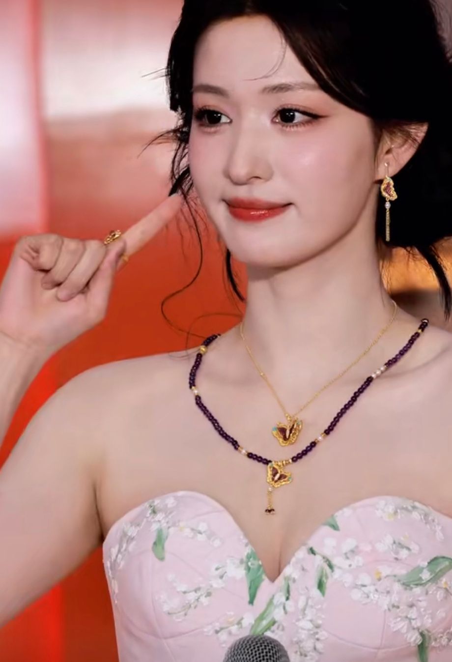 王楚然周六福活动直拍，此女美貌太顶了！ 