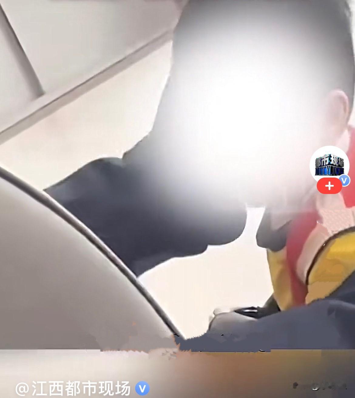 今天看到了这样一位爷爷，恶心到我了……
    近日，山东聊城万达内，疑似爷孙二