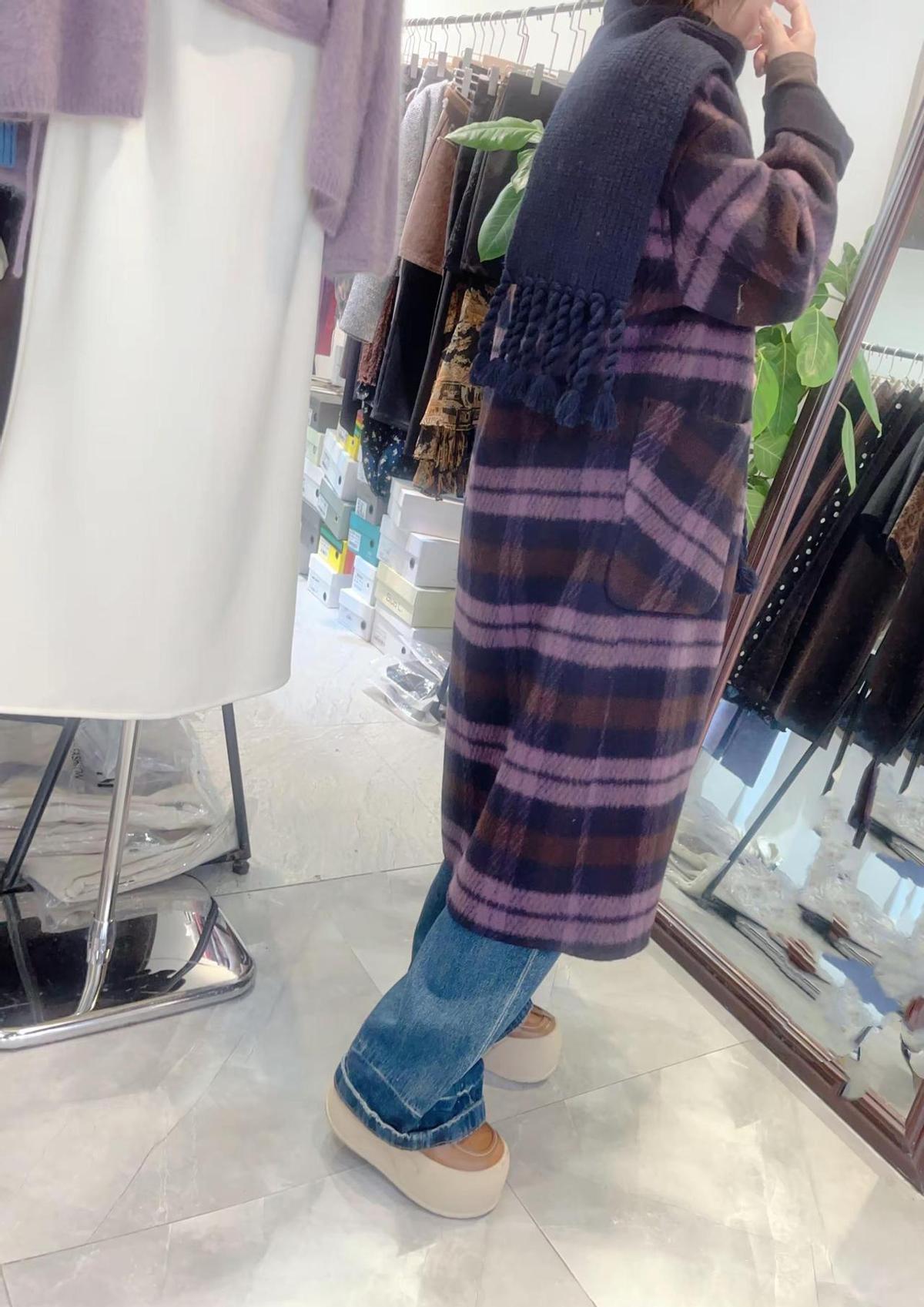 清晨六点，面料平台刚爆红“奶油摩卡色”，街角小店就拍上了身。
照片一发，评论区炸