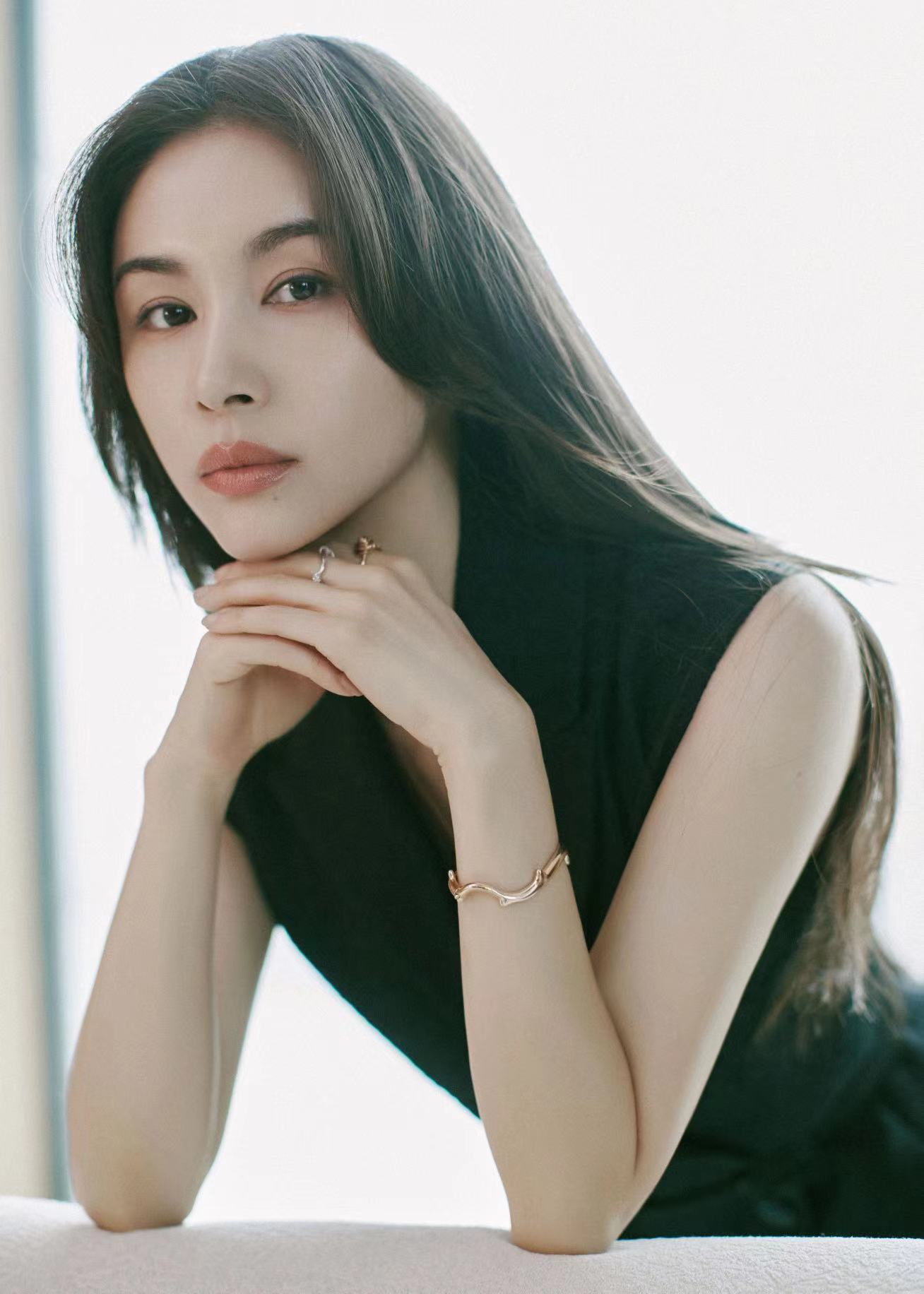 #王子文换发型了##王子文最新活动状态# 换发型了，长发好显气质啊，你觉得王子文