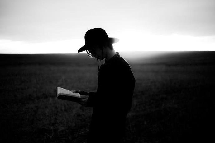 “这些年忍着这个，将就那个，顾及这个，心疼那个，耗尽自己的一切，可有谁，有谁问过